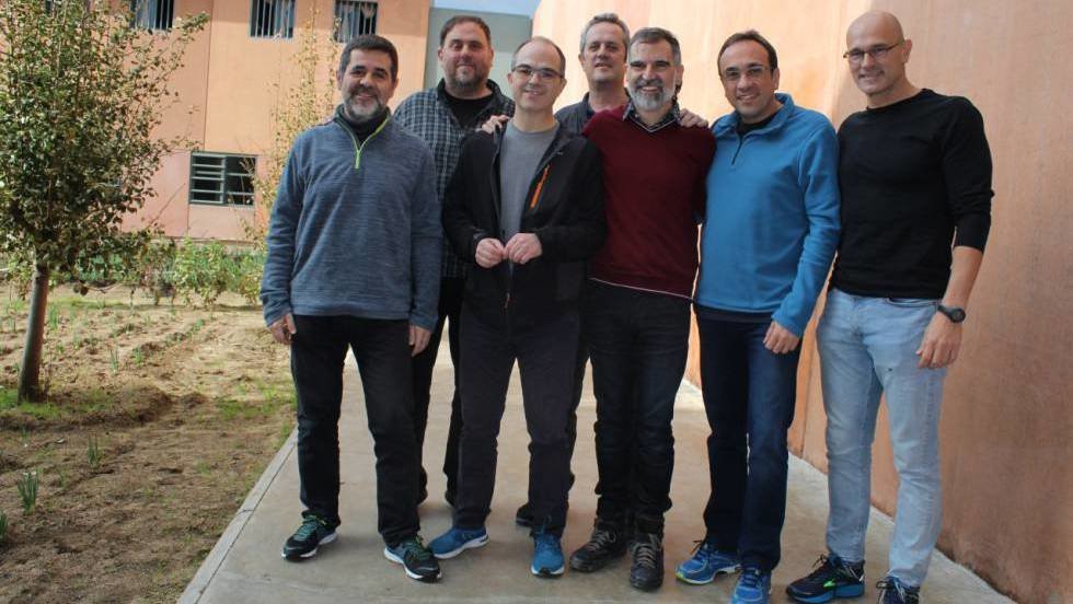 De izquierda a derecha: Jordi Sànchez, Oriol Junqueras, Jordi Turull, Joaquim Forn, Jordi Cuixart, Josep Rull y Raül