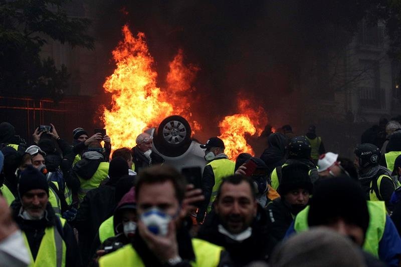 Manifestantes con chalecos amarillos se enfrentan a la policía cerca del Arco del Triunfo de París