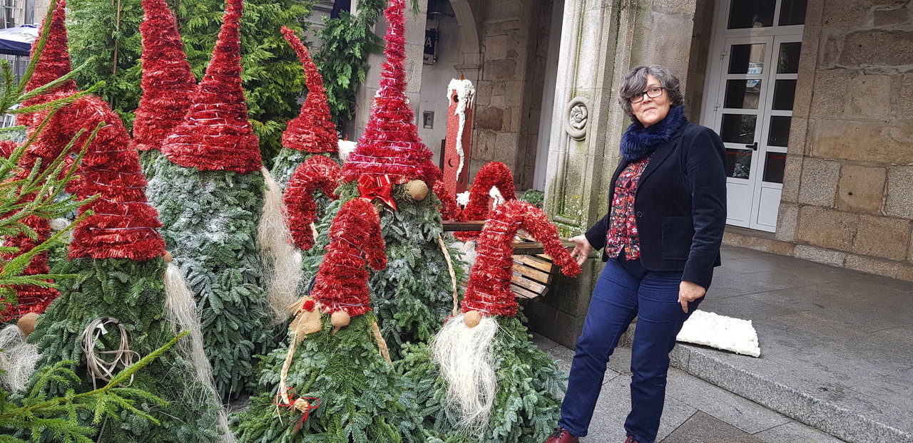 La alcaldesa de Porriño supervisando la decoración de Nadal.