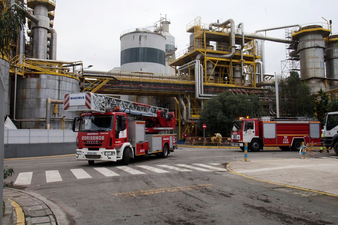 Camiones de los bomberos en las instalaciones pontevedresas de Ence.