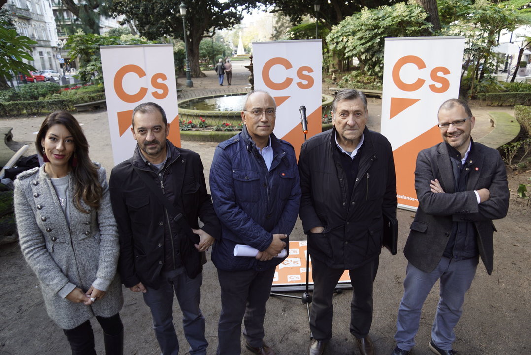 José Rivas, segundo por la derecha, ayer en el acto de Ciudadanos en la Alemeda de Vigo.