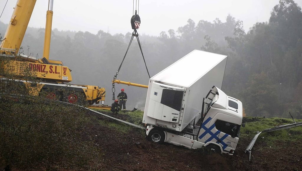 En el rescate del camión fueron necesario emplear una gran grúa y se tardó cerca de ocho horas.