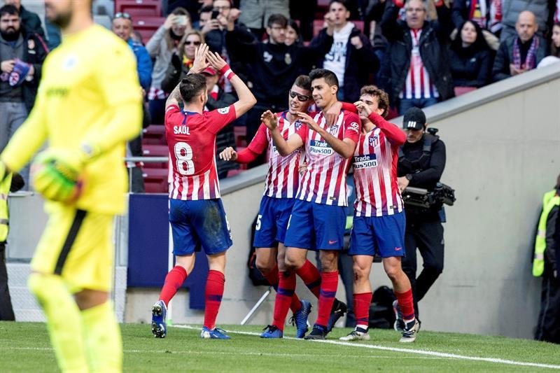 Los jugadores del Atlético de Madrid celebran el gol de Rodri