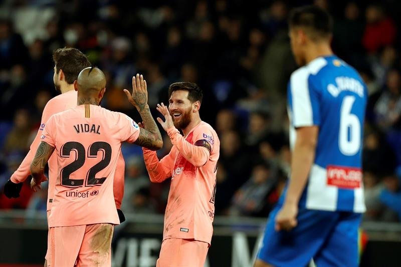 El delantero argentino del FC Barcelona Leo Messi (d) lanza celebra su segundo gol ante el RCD Espanyol