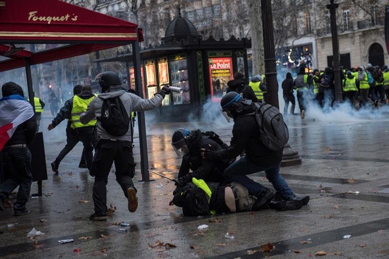 La policía francesa arrestó a un hombre durante una manifestación de chalecos amarillos en París