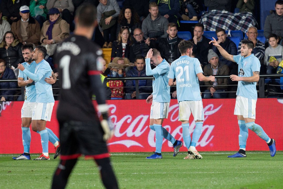 Los jugadores del Celta se dirigen hacia el centro del campo tras marcar uno de sus tres goles el pasado sábado en Villarreal.