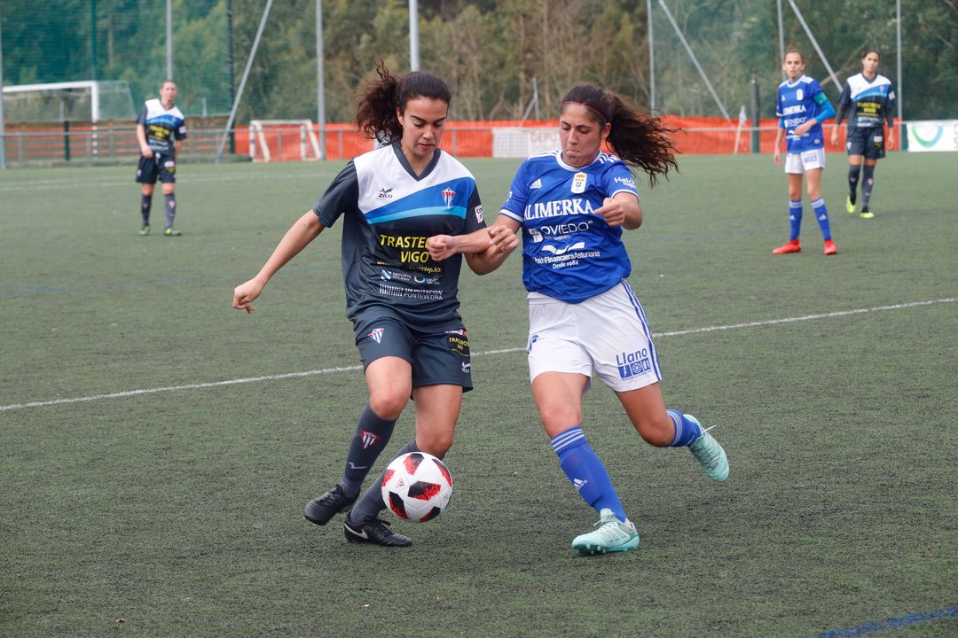María Calvar, con el balón, soporta la presión de una rival.