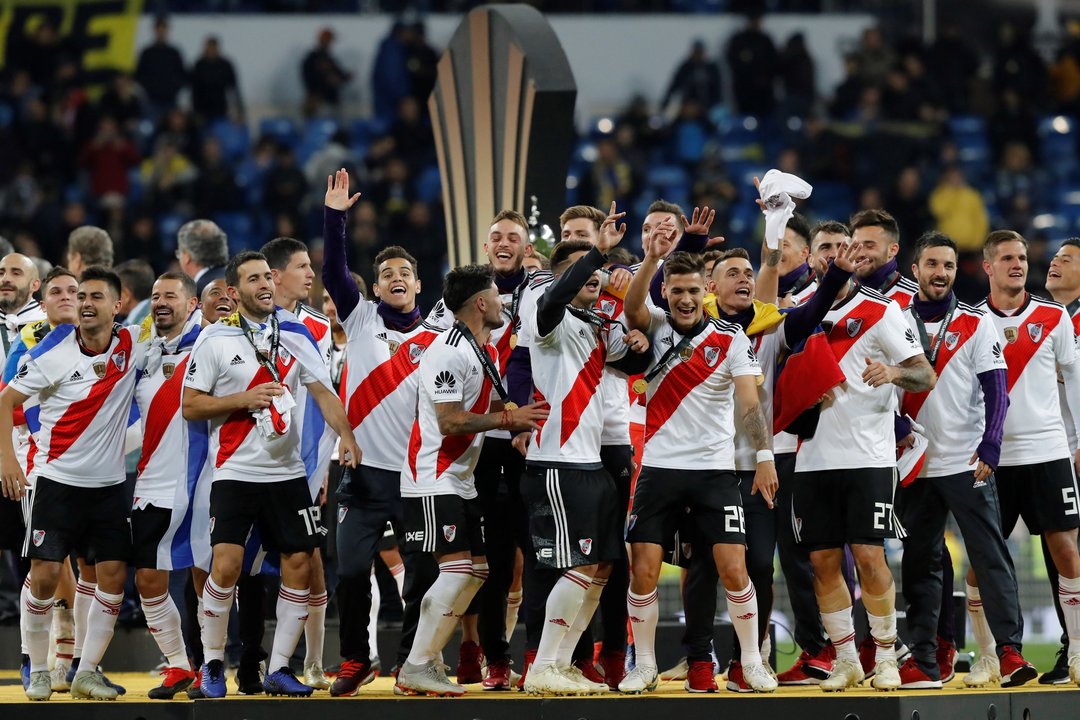 Los jugadores de River Plate festejan la consecución de la histórica copa.