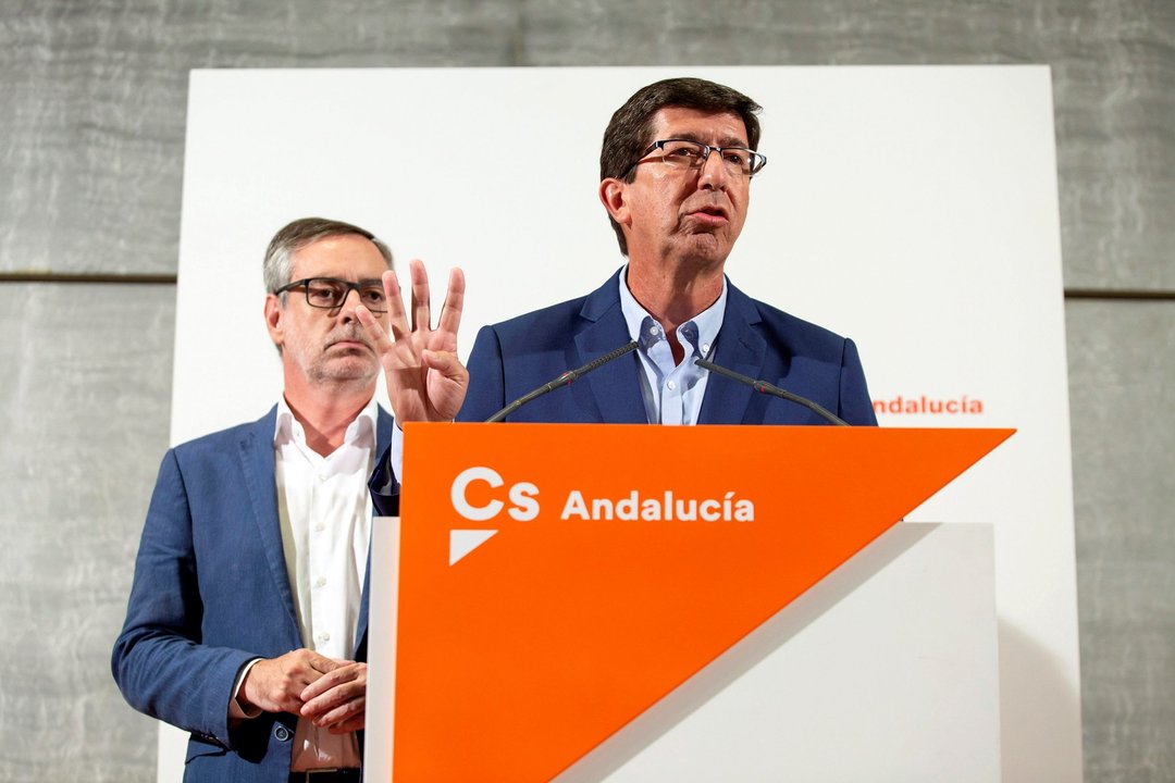 Juan Marín, con José Manuel Villegas en una intervención durante la campaña electoral en Andalucía.