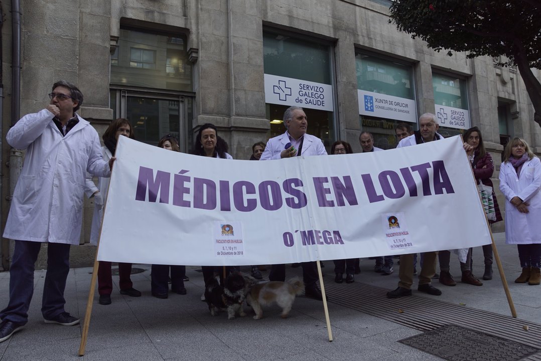 La octava jornada de la huelga de médicos convocada por el sindicato Omega obligó a suspender 14 operaciones en Vigo. Hoy nueva hulega y protesta en Santiago.