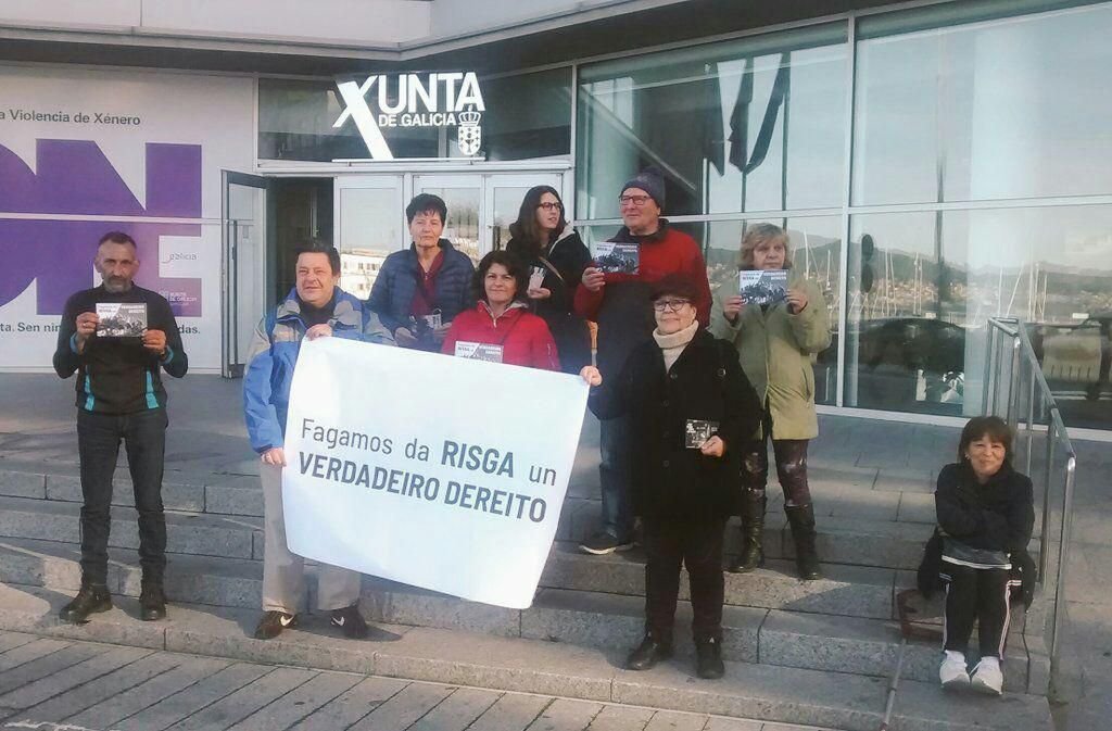 Manifestación ayer a la puerta de la Xunta reclamando la Risga como derecho.