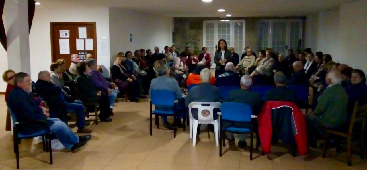 Las casi 60 personas mayores que pidieron reunirse con el PP para explicar su situación.