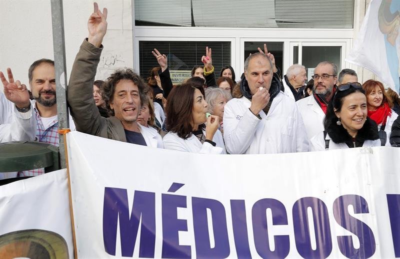 Médicos y personal sanitario del Servicio Gallego de Salud (Sergas) se manifiestan ante el Parlamento de Galicia