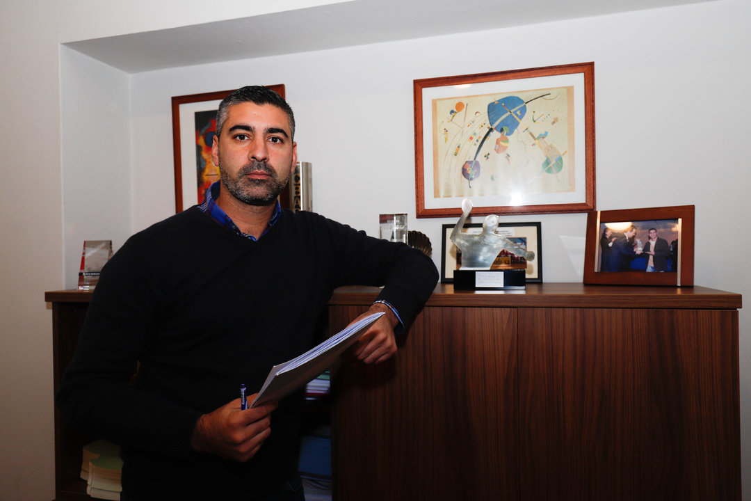 Cerillo, ayer en su despacho, opta a la presidencia del balonmano gallego.