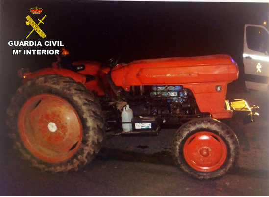El tractor fue interceptado por efectivos del Destacamento de Tráfico de la Guardia Civil de O Porriño