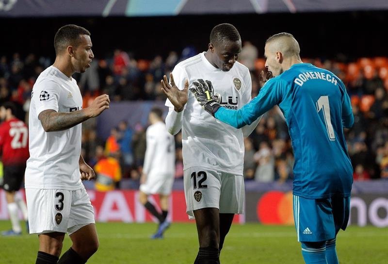 Los jugadores del Valencia, Domenech (d) Mouctar Diakhaby (c) y Ruben Vezo (i) tras finalizar el encuentro contra el Manchester