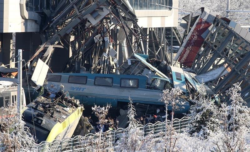 Bomberos trabajan en el rescate de víctimas en el lugar donde se ha producido un accidente al chocar un tren de alta velocidad en Ankara