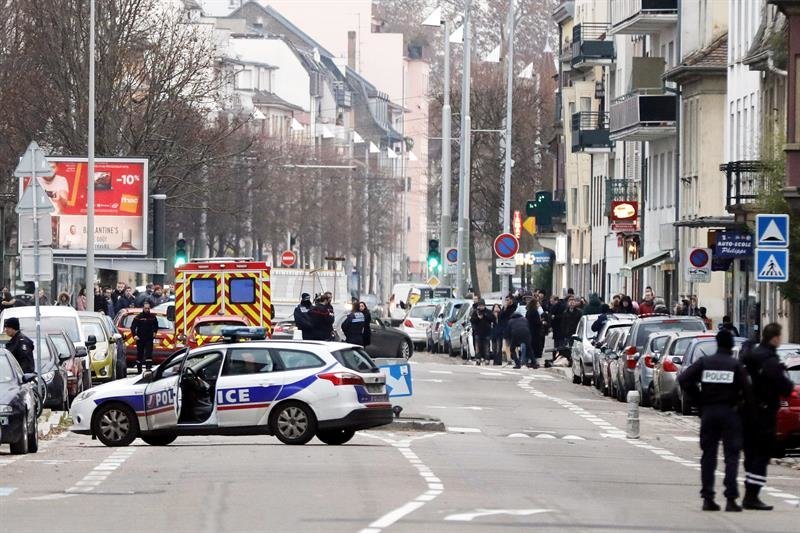 Agentes de la policía francesa llevan a cabo una operación antiterrorista en el barrio de Neudorf, en Estrasburgo (Alemania)