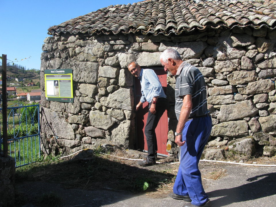 El alcalde Juan González en la visita a los sitios arqueológicos.