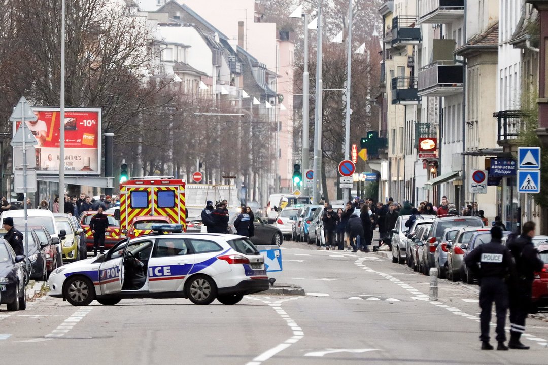Agentes de la policía durante la operación antiterrorista en el barrio de Neudorf en Estrasburgo.