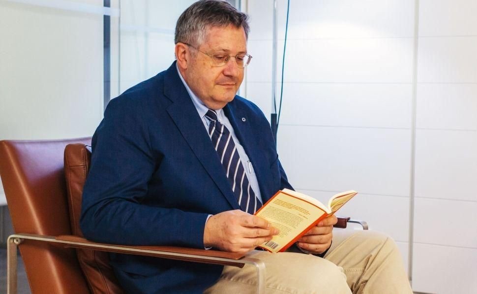 El economista gallego Blanco Desar con su libro.