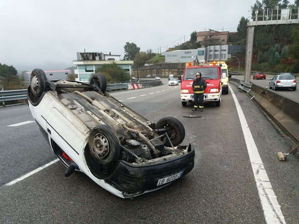 El accidente se produjo en la A-55, sentido Vigo, a su paso por el municipio de Mos.