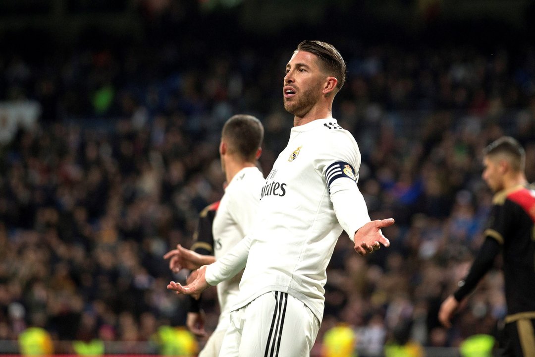 Sergio Ramos se lamenta durante el partido de ayer en Madrid.