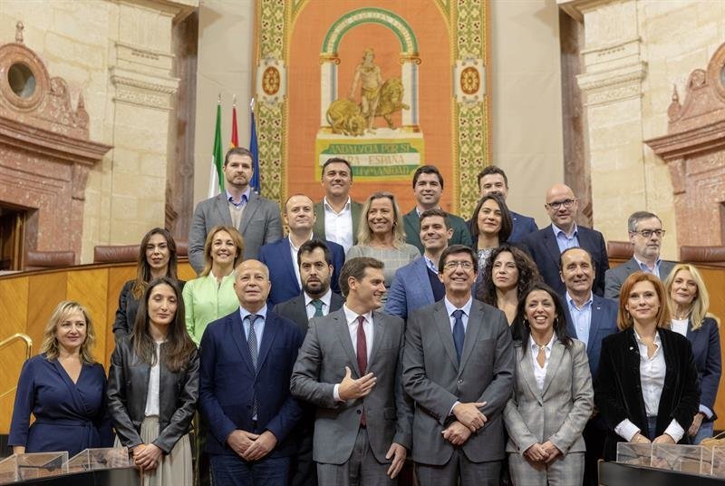 Albert Rivera y su candidato a la Junta Juan Marín, con los miembros del grupo parlamentario de Andalucía.