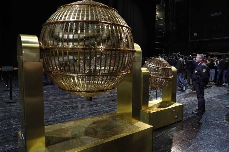 A una semana de la celebración del sorteo de lotería más emblemático del año, los bombos llegan al Teatro Real de Madrid