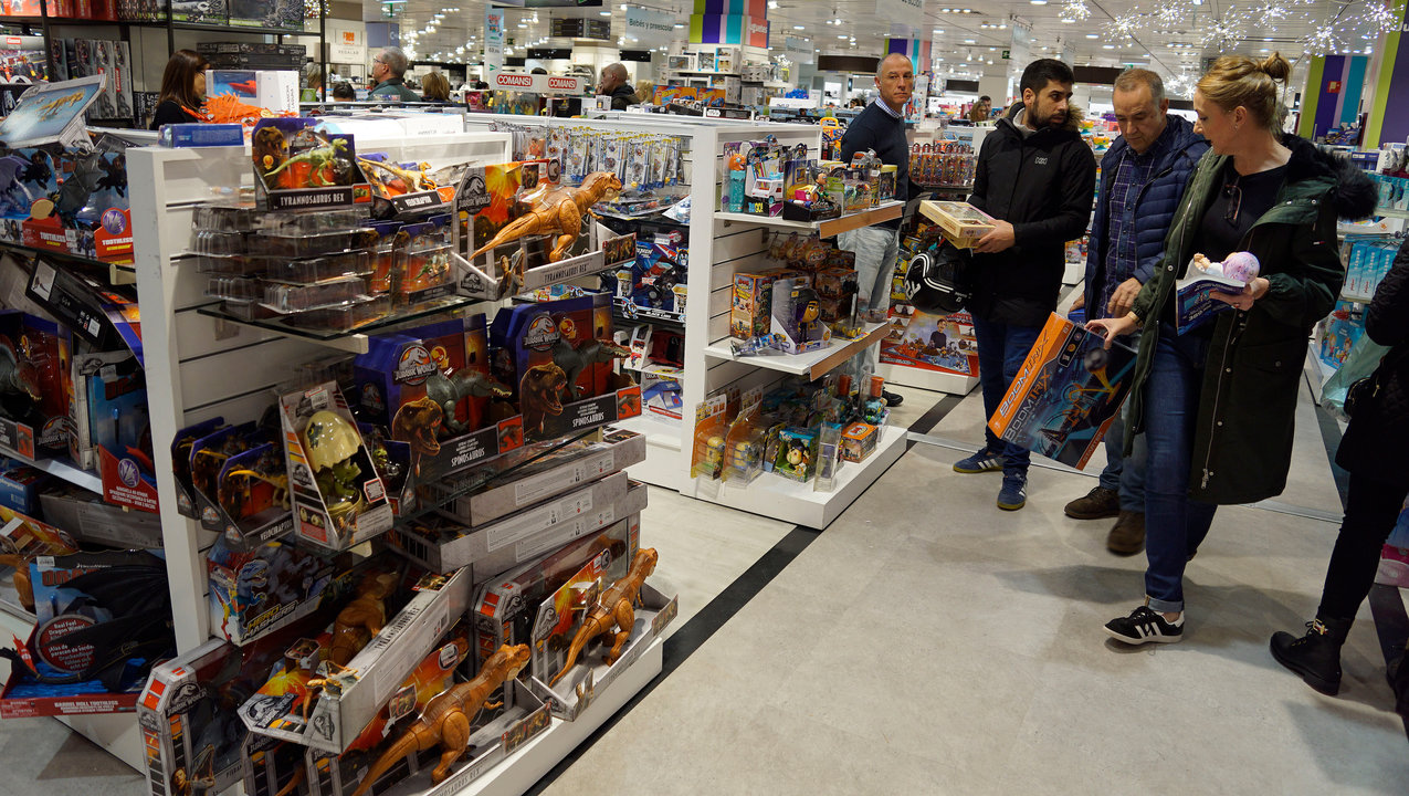 La actividad en las jugueterías de Vigo se acelera estos días para facilitar el trabajo a Papá Noel y los Reyes Magos.