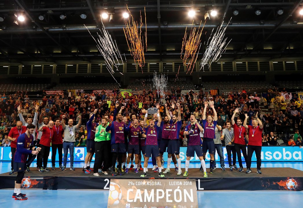 El Barcelona Lassa celebra su victoria en la Copa Asobal.