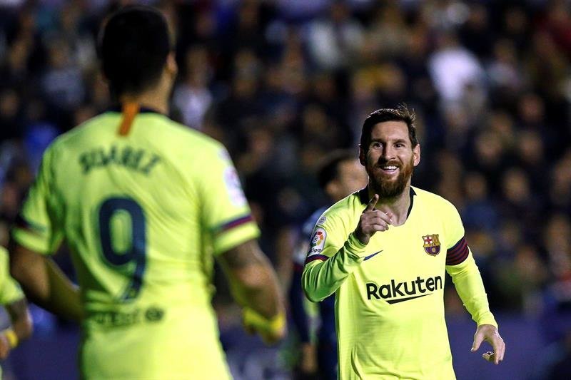 Leo Messi (d) celebra junto a su compañero,  Luis Suárez (i), el gol marcado frente al Levante UD