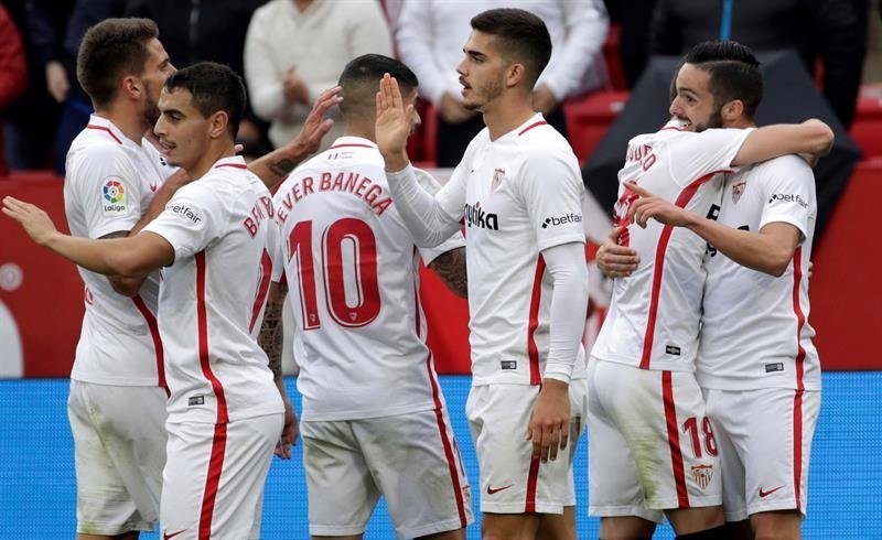 Los jugadores del Sevilla celebran el segundo gol ante Girona