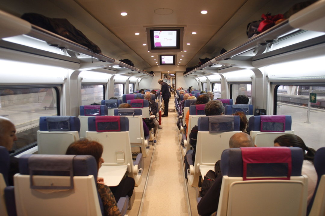 Interior de un vagón de un tren de alta velocidad, estacionado en la estación viguesa de Urzáiz.
