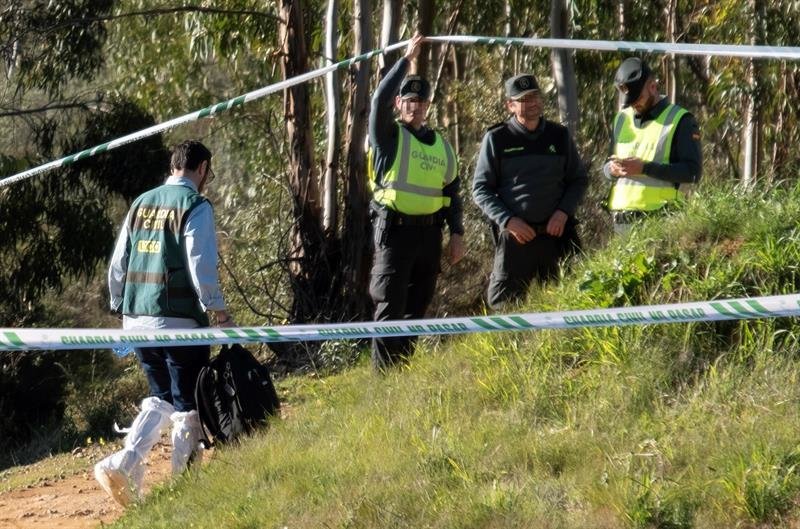 Efectivos de la Guardia Civil inspeccionan el paraje La Mimbrera en el término municipal de El Campillo (Huelva) donde se ha encontrado un cadáver