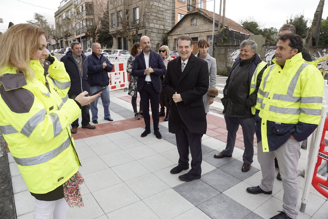 El alcalde Abel Caballero visitó ayer la marcha de las obras de la avenida Atlántida, en Alcabre, que explicó está a punto de finalizar y tiene una inversión de 470.000 euros.