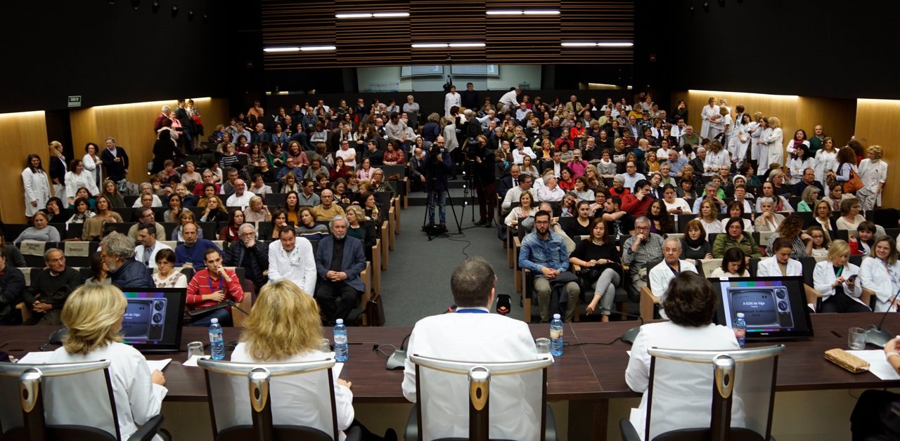 El acto abarrotó el salón de actos del Hospital Álvaro Cunqueiro, con la presencia de trabajadores y familiares.