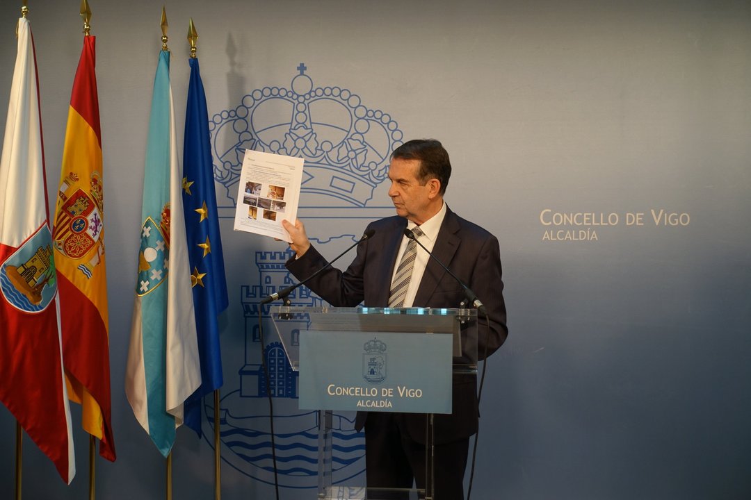 El alcalde de Vigo muestra uno de los informes durante su comparecencia de ayer.