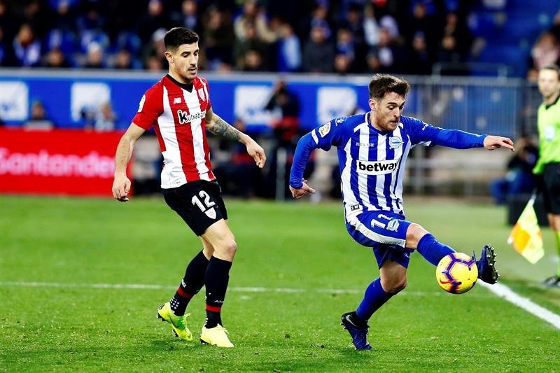 El centrocampista del Deportivo Alavés, Ibai Gómez (d), intenta controlar el balón ante el defensa del Athletic de Bilbao, Yuri Berchiche