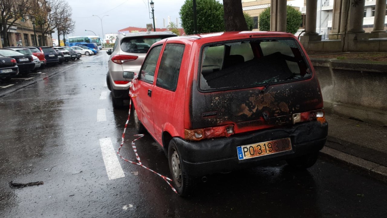 Uno de los coches afectados por un incendio en Bouzas // JV Landín