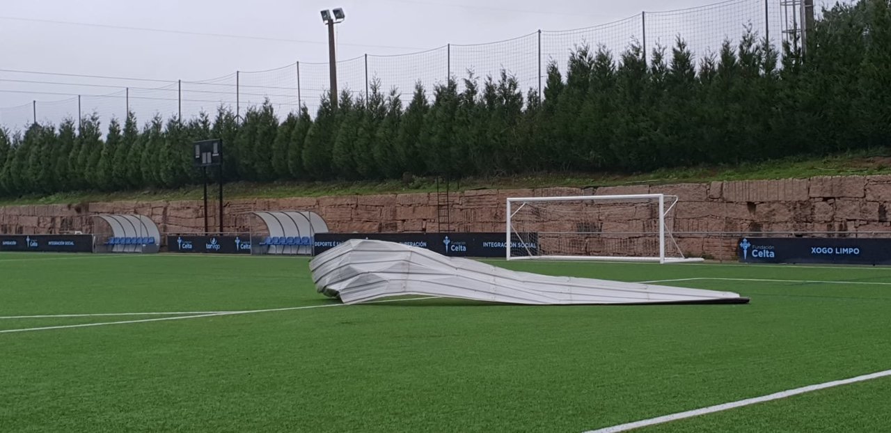 Las fuertes rachas de viento han causado desperfectos en la cubierta de la grada de las instalaciones deportivas de A Madroa