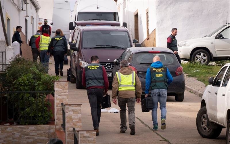 Efectivos de la UCO Guardia Civil se dirigen a una vivienda en la calle Córdoba de El Campillo (Huelva)
