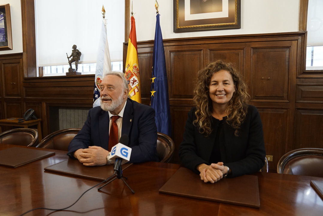 Enrique López Veiga y Ornella Chacón, presidenta de Puertos del Estado, ayer en Vigo.