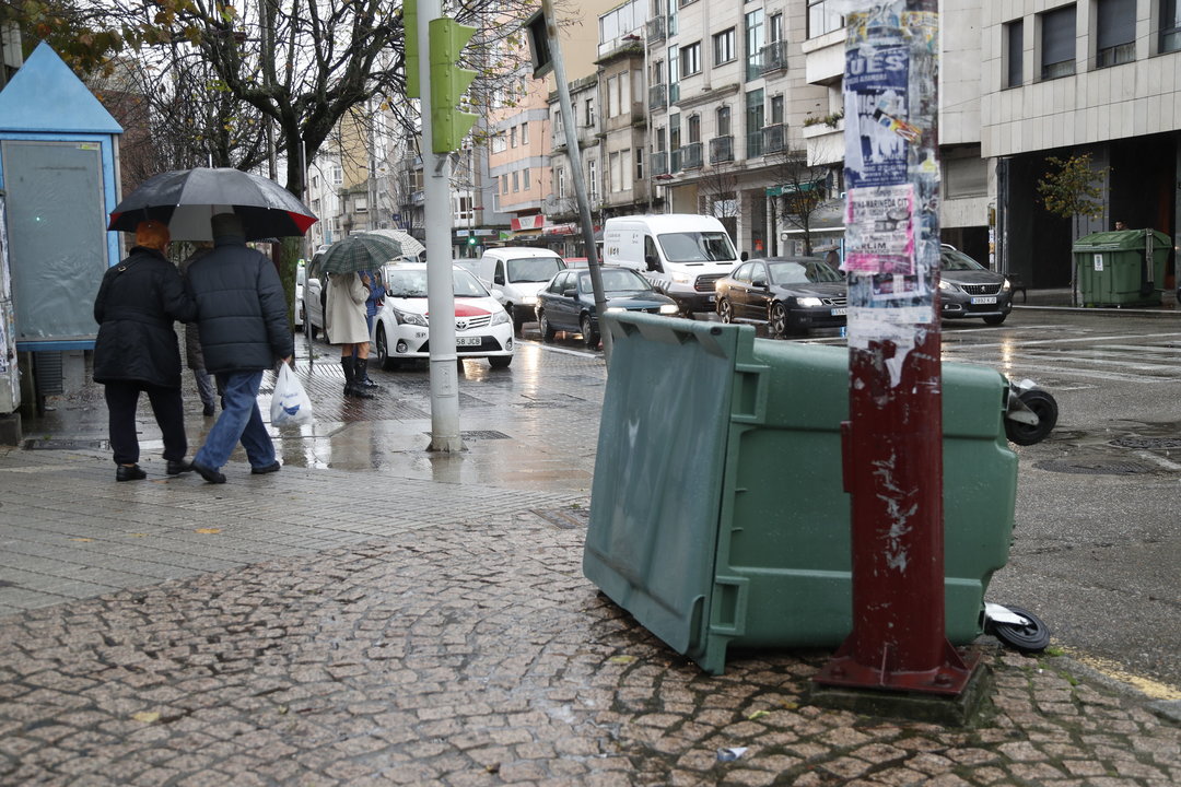 El desplazamiento de contenedores fue una de las incidencias más repetidas ayer en Vigo.