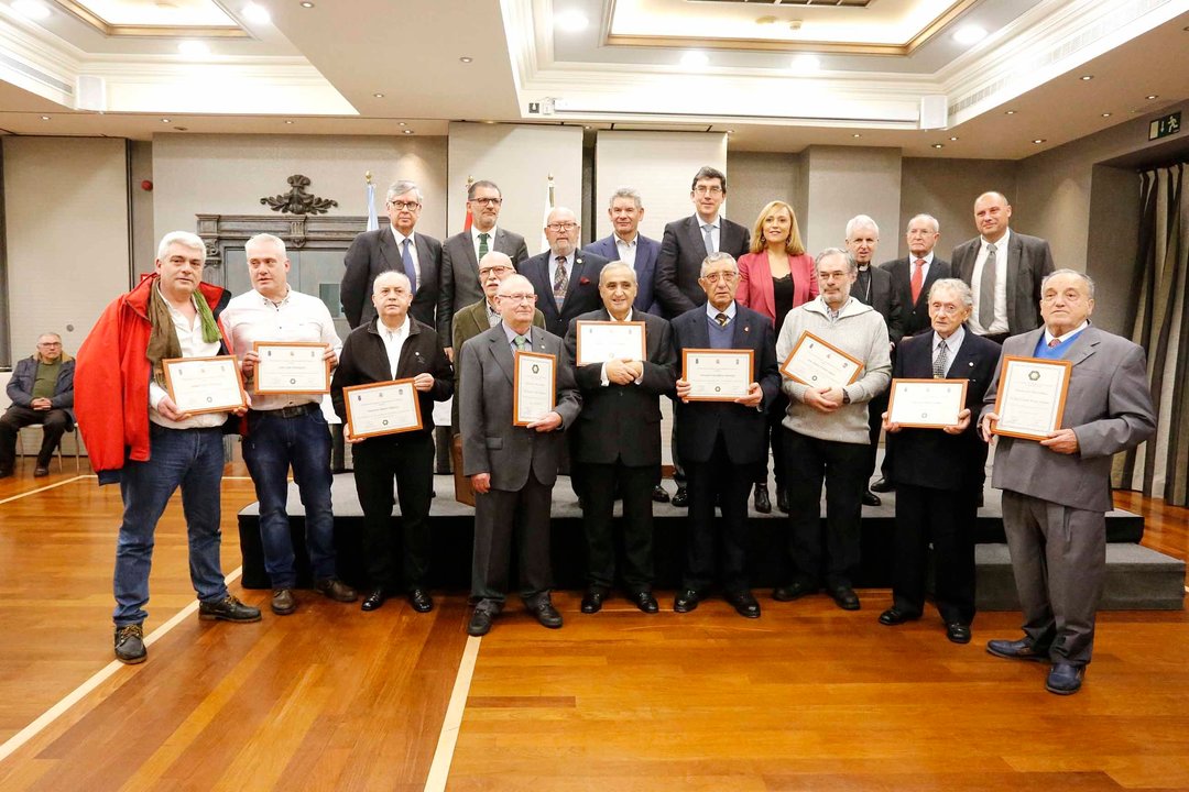 Los homenajeados con miembros de la directiva, Juan Manuel Vieites, Ángel Rivas, Santos Héctor,López-Chaves, Elena Muñoz, el obispo y Luis Espada.