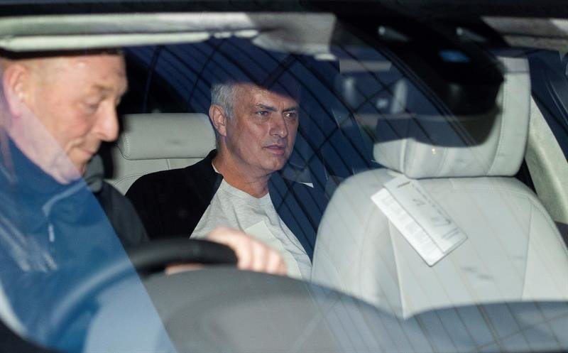 Mourinho sale de su hotel tras ser despedido por el United.