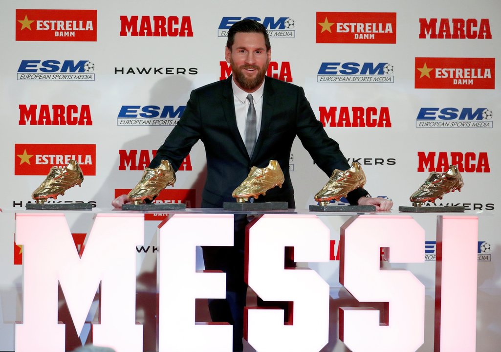 Messi exhibe las cinco Botas de Oro obtenidas en su carrera.