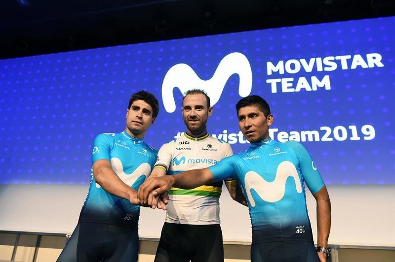 Los ciclistas Alejandro Valverde (c), Nairo Quintana (d) y Mikel Landa, durante su intervención en la presentación del equipo Movistar