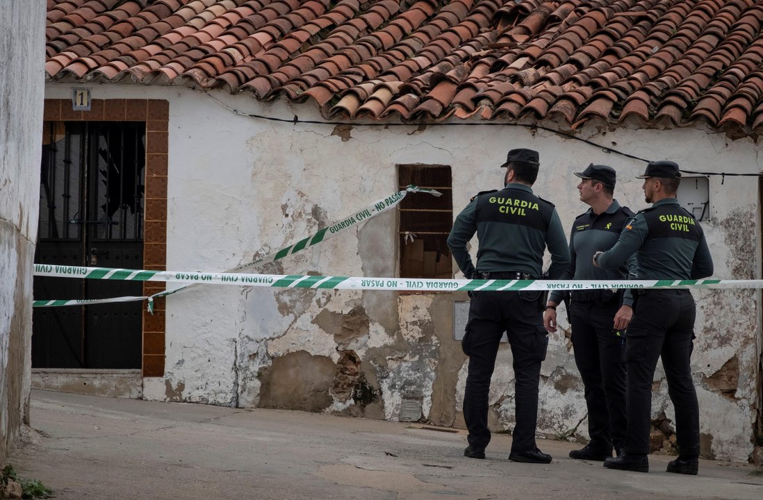 Agentes de la Guardia Civil, ante la vivienda en donde fue detenido Bernardo Montoya.