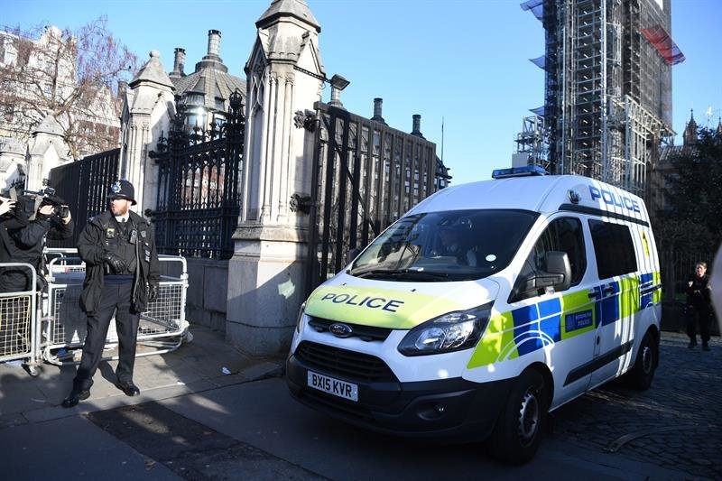 Agentes de Policía patrullan frente al Parlamento británico en Londres, Reino Unido
